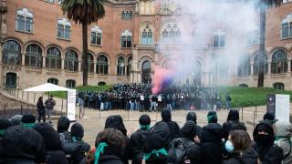 Lectura de un manifiesto por el derecho al aborto a las puertas del Hospital de Sant Pau