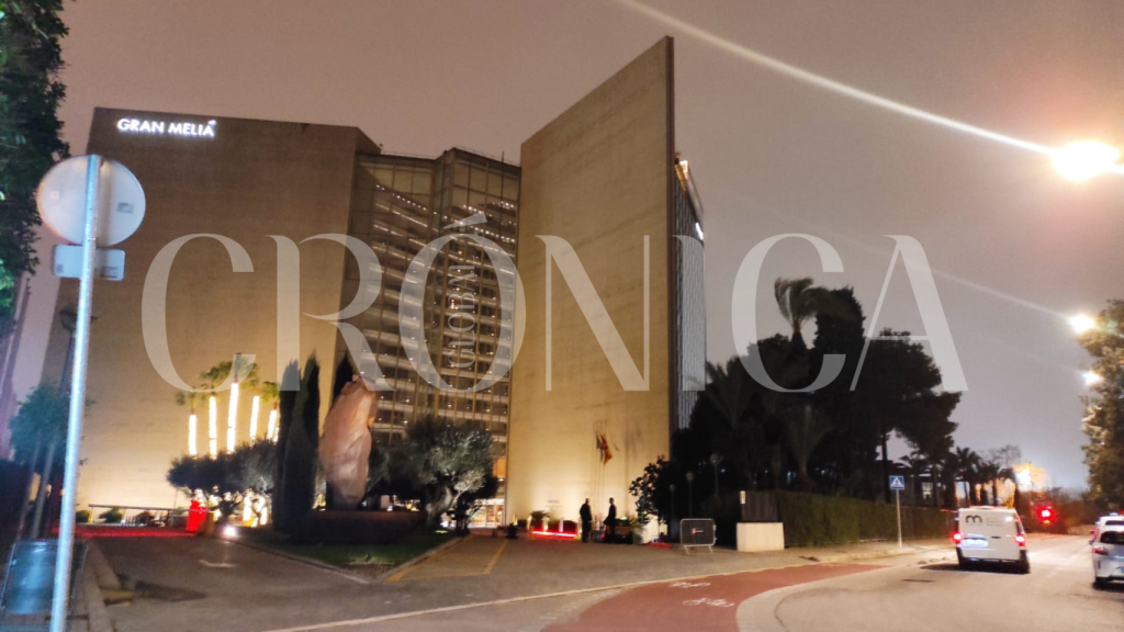 El Gran Meliá Barcelona, con la furgoneta de Mémora llevándose los restos del doctor Miñarro