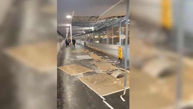 Se desprende parte del techo del pasillo que conecta Rodalies con la T2 del Aeropuerto de Barcelona