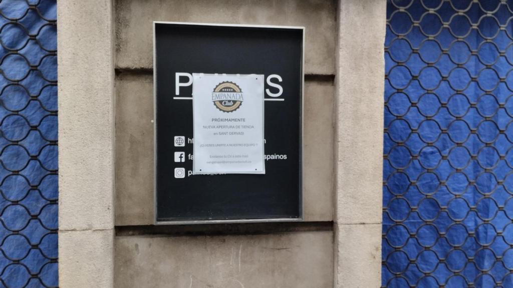 Cartell de Empanada Club on anuncien una nova obertura a la zona alta de Barcelona