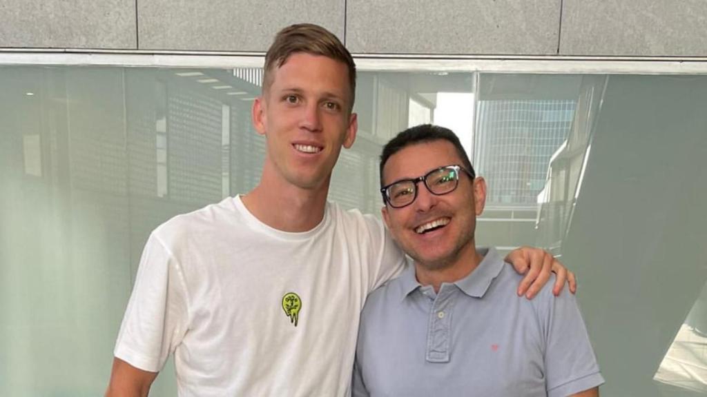 Dani Olmo y el doctor Carles Miñarro, en una imagen publicada por el mediapunta egarense para despedirse de su amigo