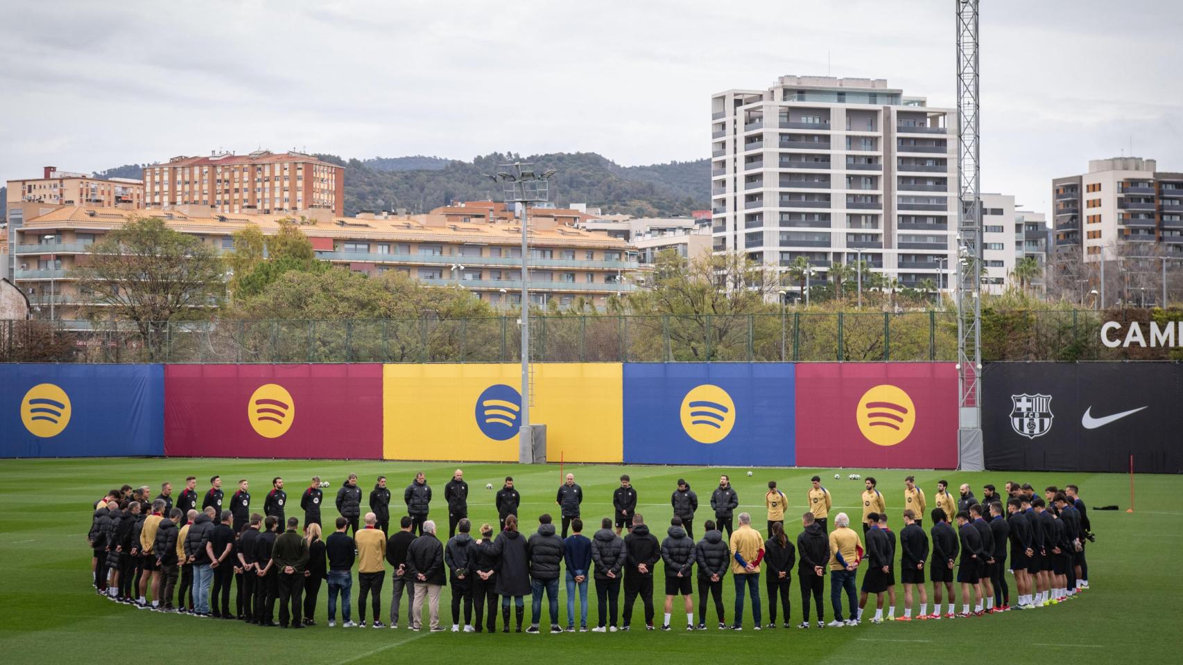Emotivo minuto de silencio de los jugares del Barça, el staff y el personal del club azulgrana en recuerdo de Carles Miñarro
