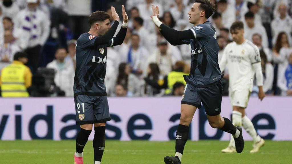Pedro Díaz (derecha), tras marcarle un gol al Real Madrid