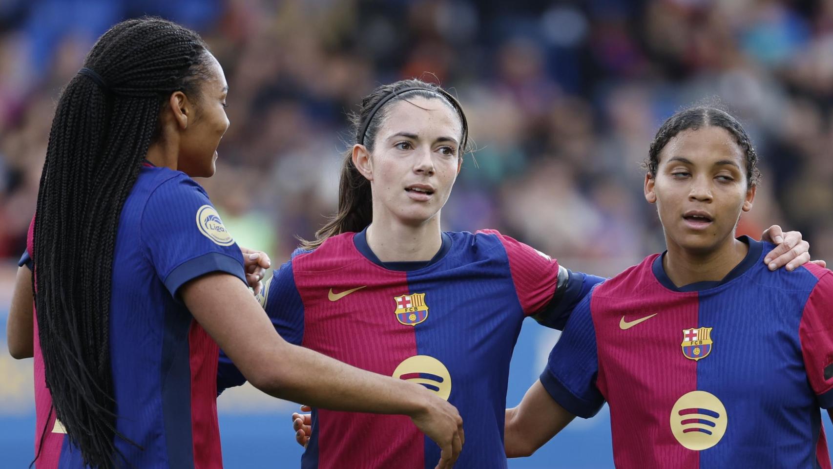 Aitana Bonmatí, felicitada por Salma Paralluelo y Vicky López tras marcar un gol al Valencia