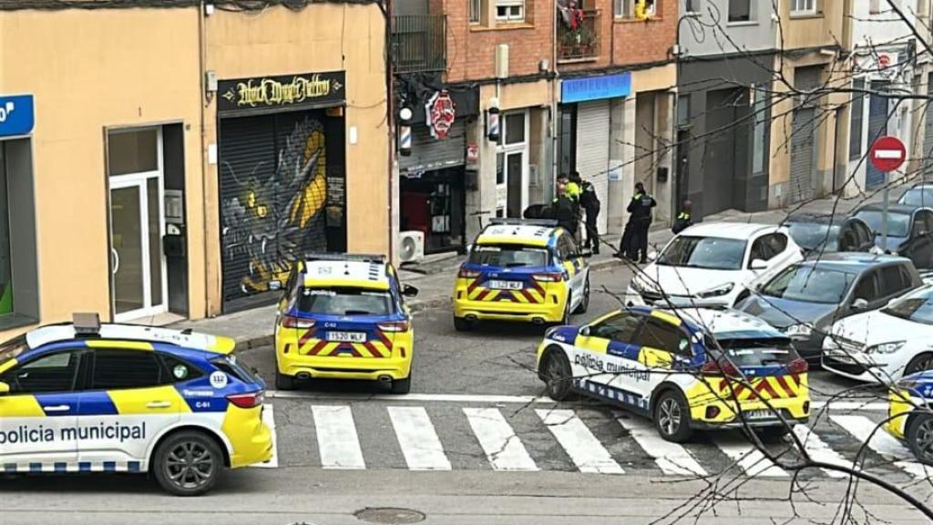 Patrullas de Mossos y Policía Local de Terrassa en la calle donde se han producido los disparos