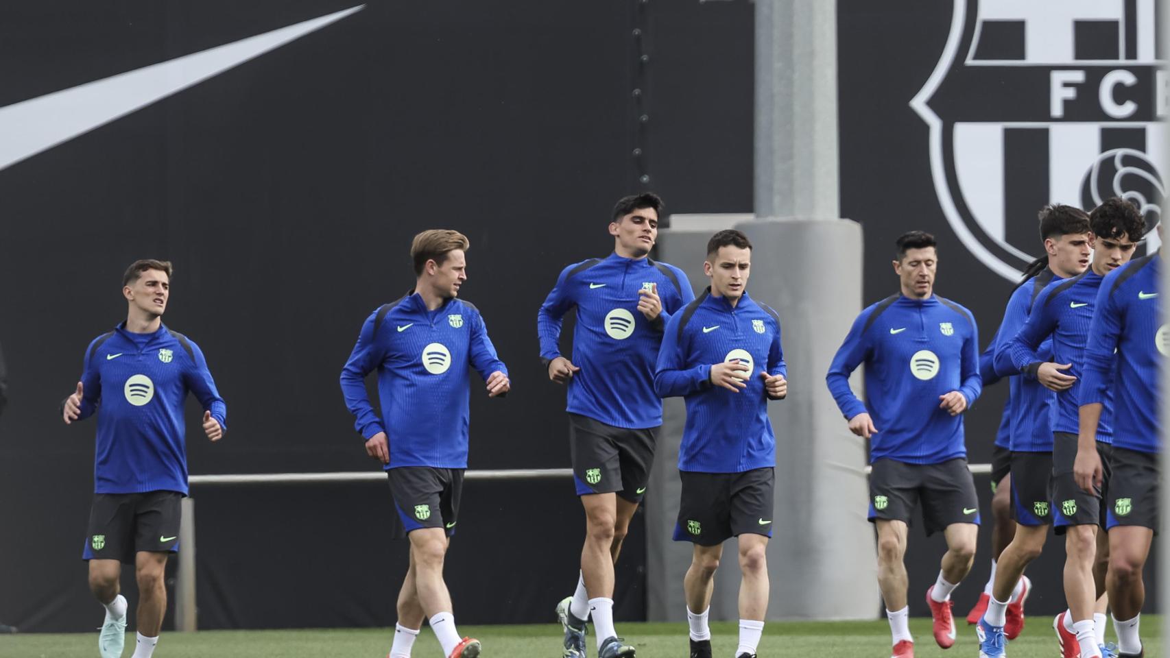 Los futbolistas del Barça durante un entrenamiento