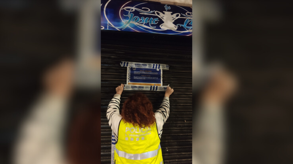 El Bar Josue, precintado por la Guardia Urbana de L’Hospitalet de Llobregat