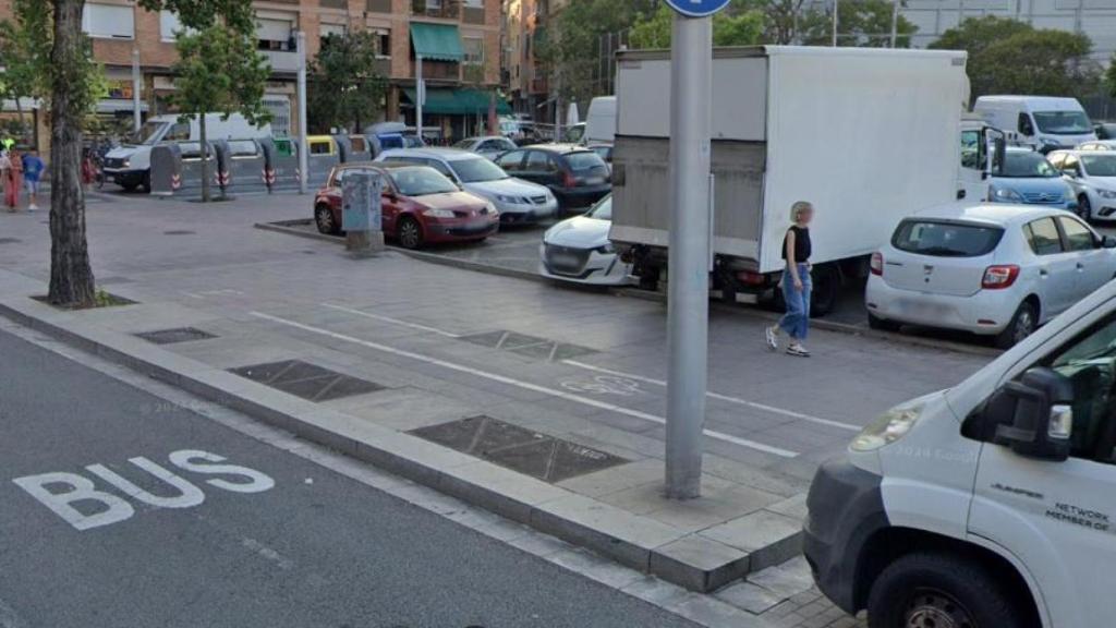 Carril bici sobre l'andana del passeig de Valldaura