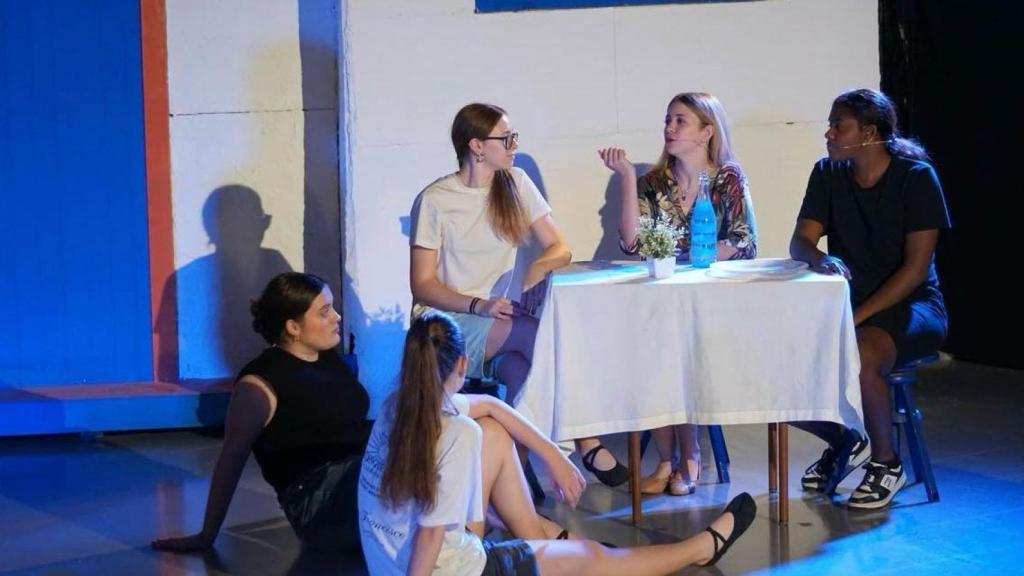 Escena del musical 'Mamma Mia' pels alumnes de l'Associació d’Arts Escèniques per a Joves
