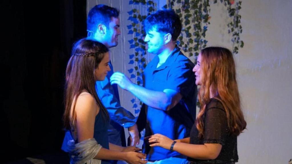 Escena del musical 'Mamma Mia' por los alumnos de la Associació d’Arts Esceniques per a Joves
