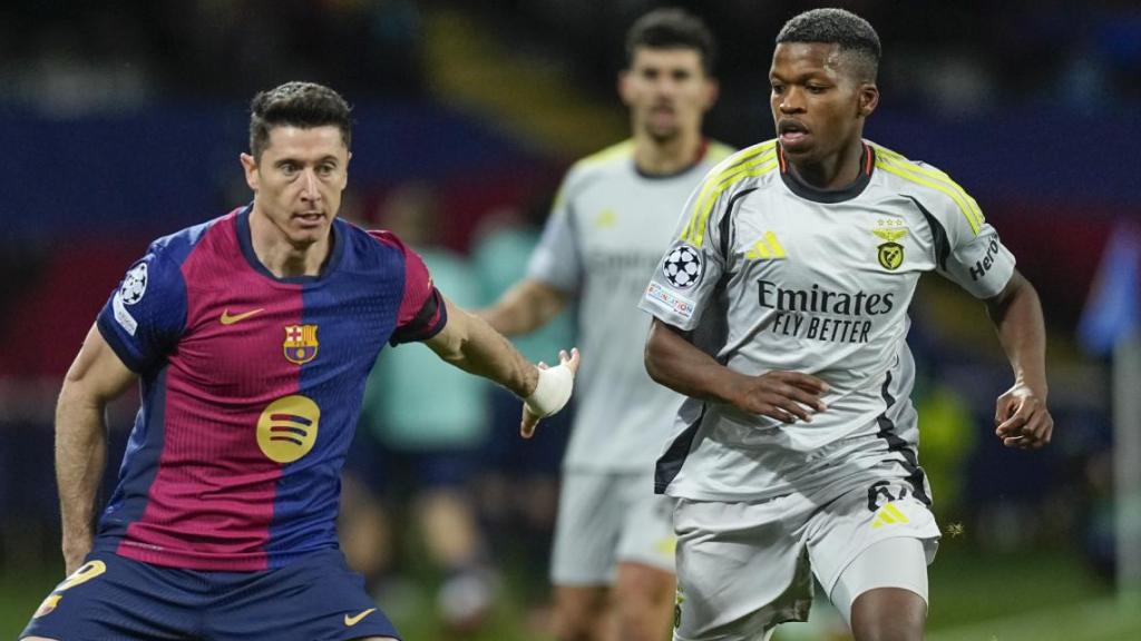 Lewandowski controla la pilota davant la marca de Florentino Luis en el Barça-Benfica