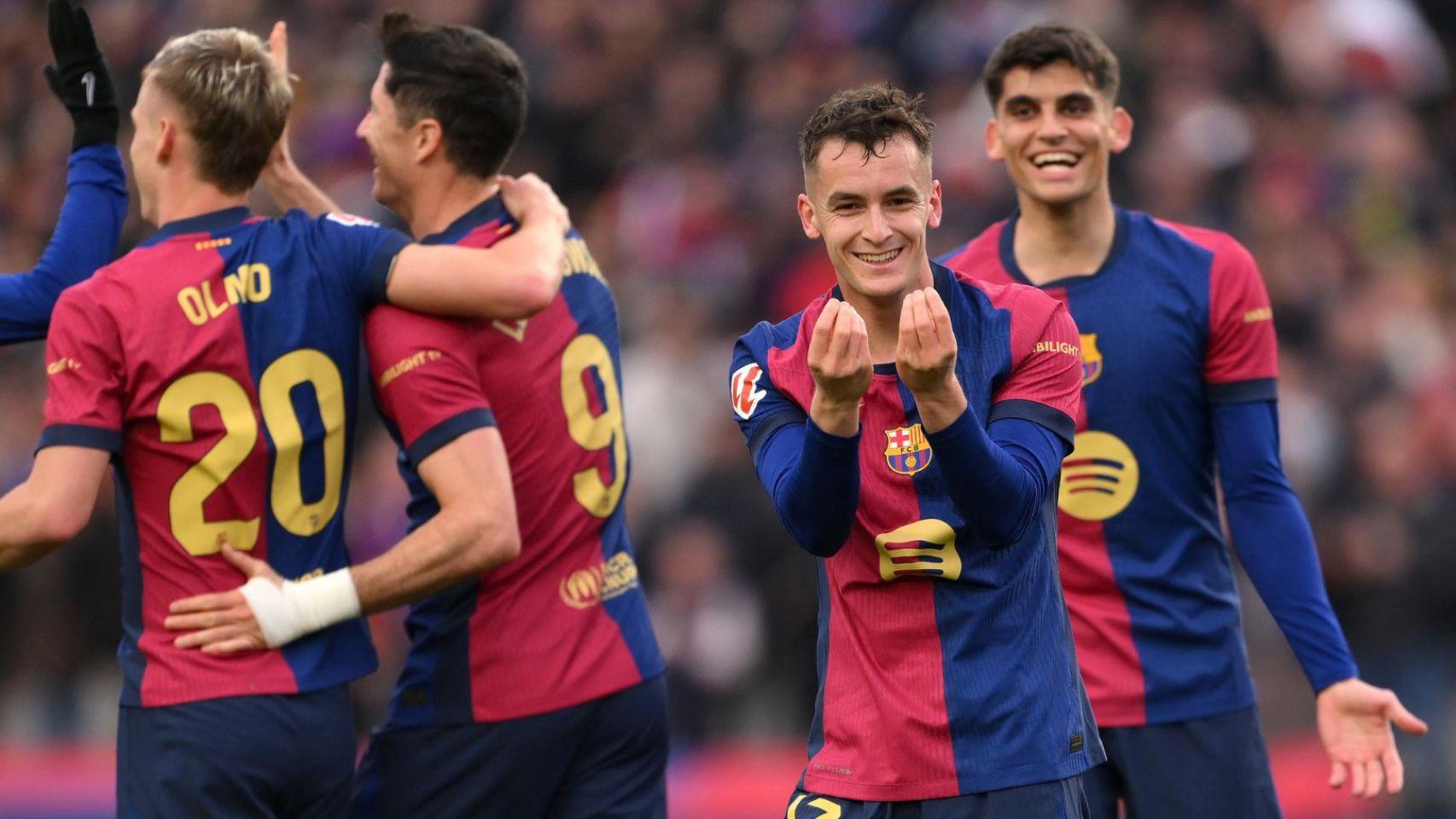 Marc Casadó celebra un gol del Barça