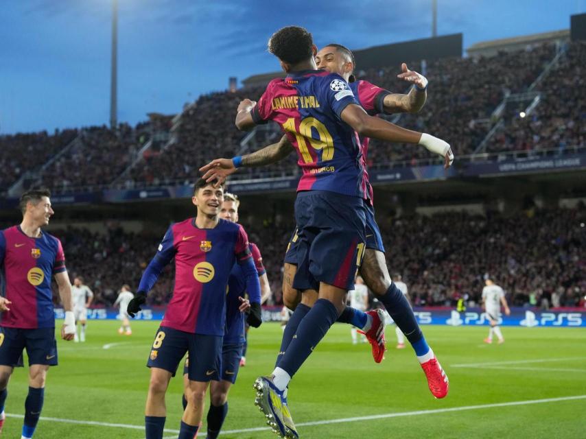 Lamine Yamal y Raphinha celebran el primer gol contra el Benfica