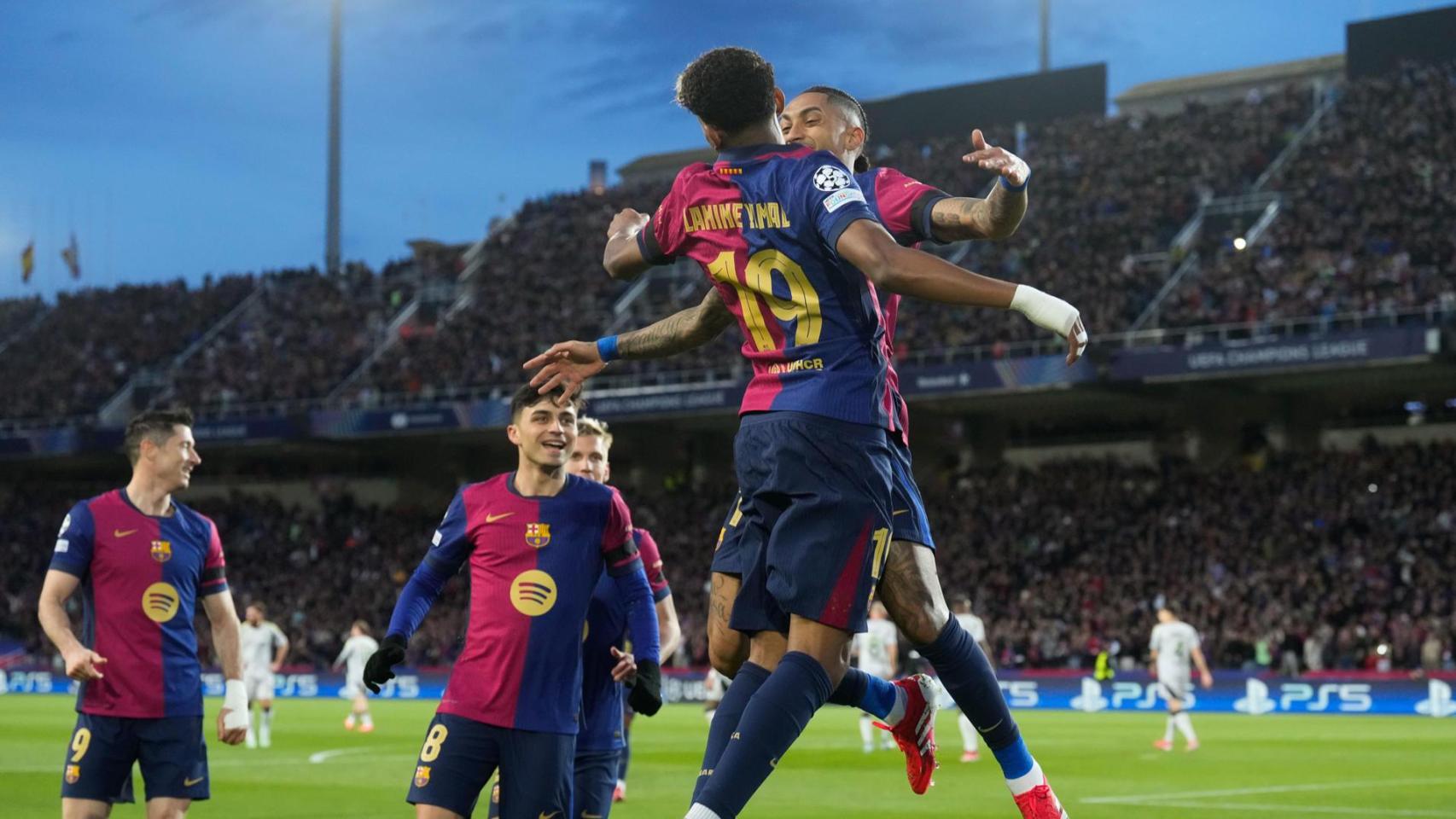 Lamine Yamal y Raphinha celebran el primer gol contra el Benfica