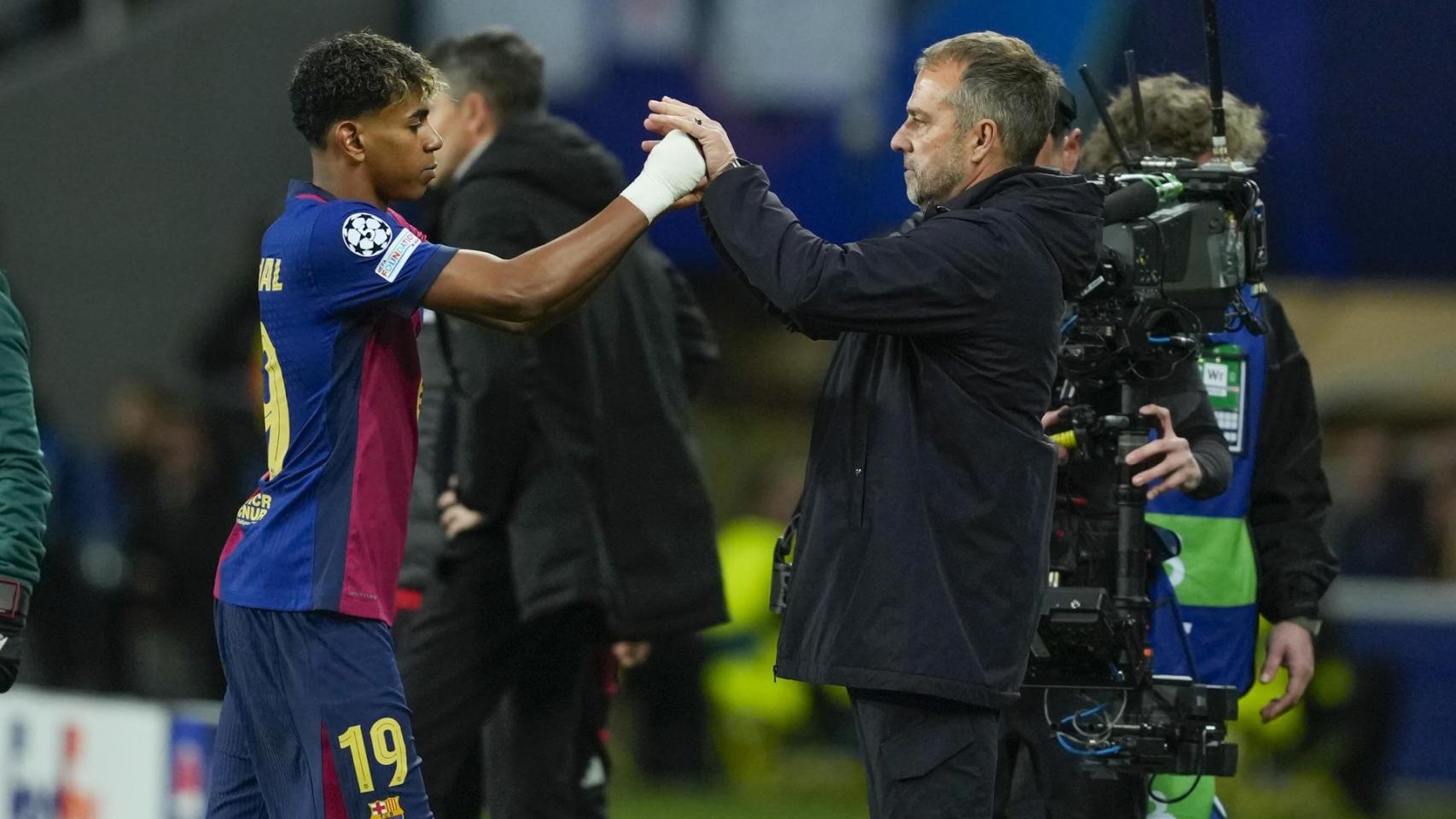 Lamine, felicitado por Hansi Flick al ser sustituido