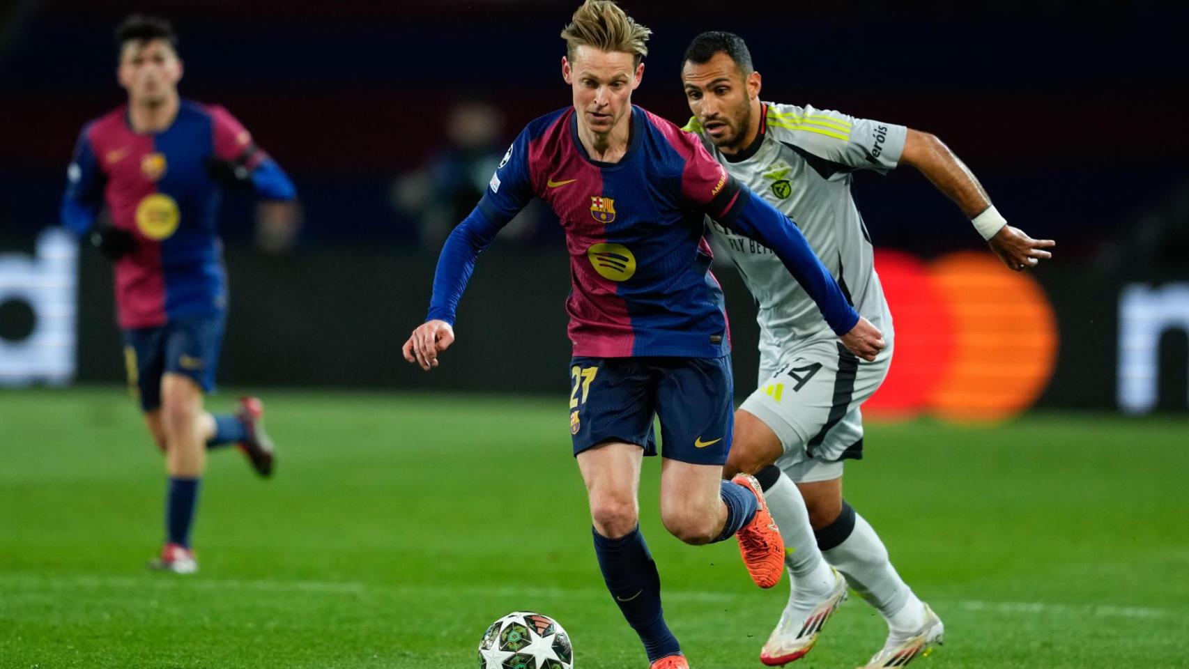 Frenkie de Jong conduce el balón contra el Benfica