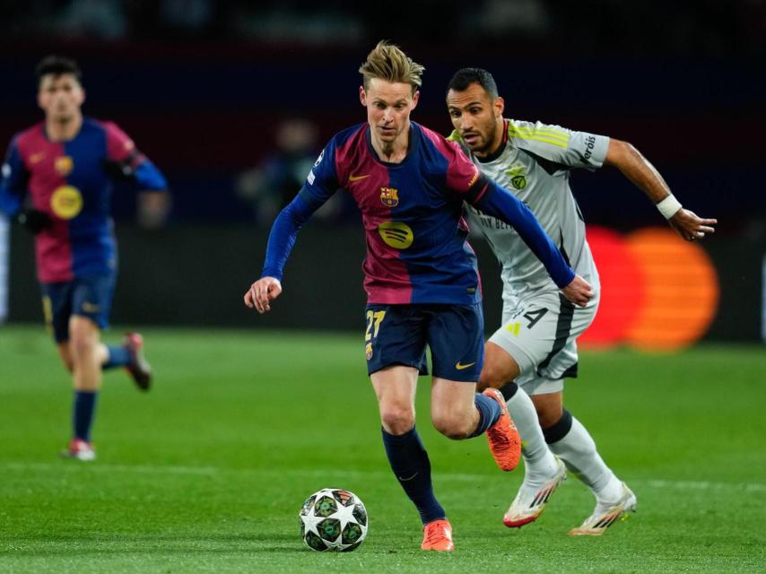 Frenkie de Jong conduce el balón contra el Benfica