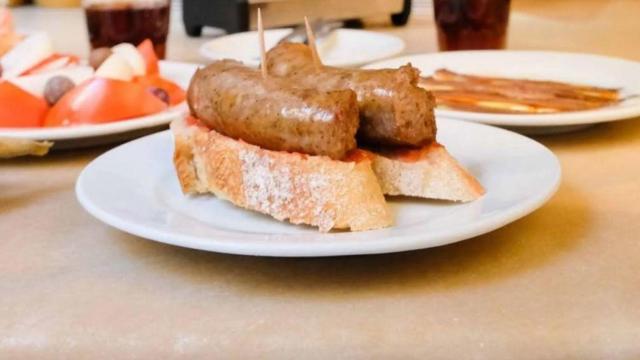 Una tapa de butifarra de el bar La Plata