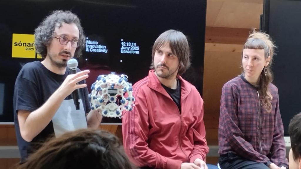 Albert.DATA (I) presenta el casc amb el que projectarà els seus pensaments