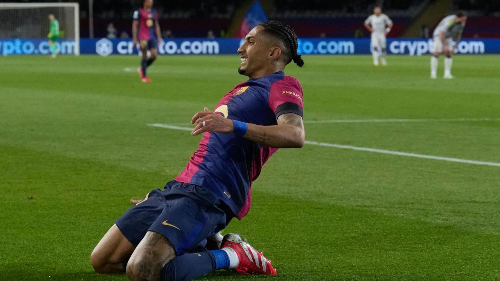Raphinha celebra uno de sus dos goles al Benfica