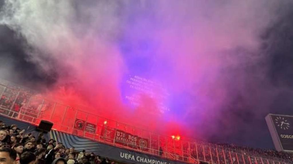 Los aficionados del Benfica encienden bengalas en Montjuïc