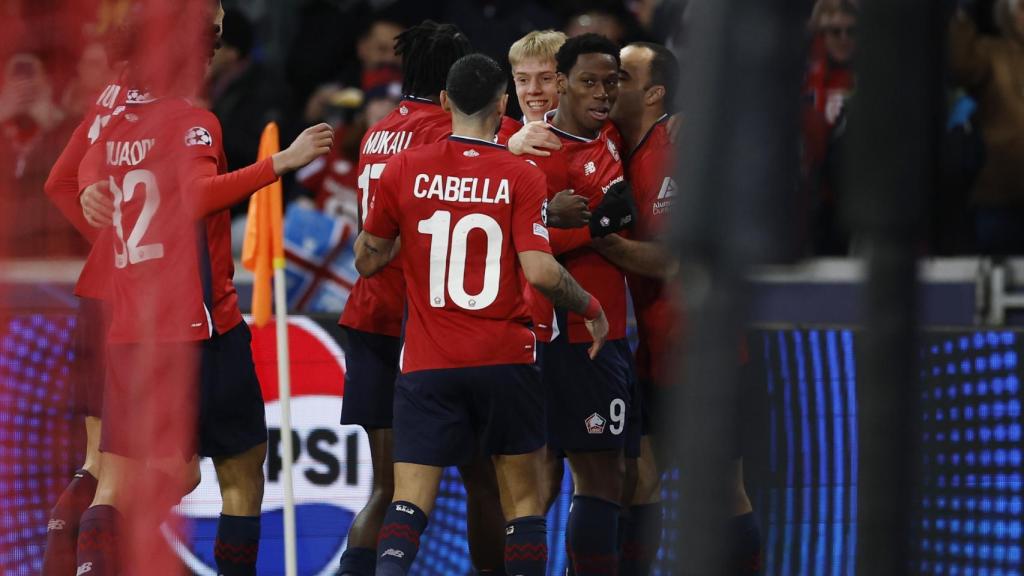 Los jugadores del Lille abrazan a David por su gol contra el Dortmund