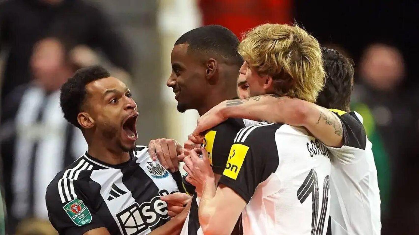 Alexander Isak celebra un gol con el Newcastle