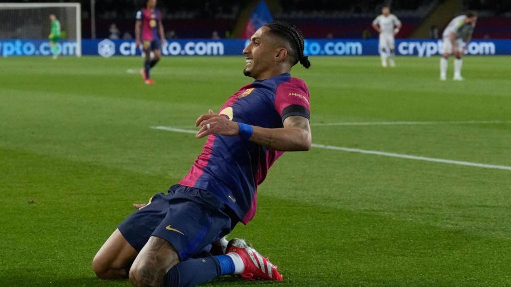 Raphinha celebra uno de sus dos goles al Benfica