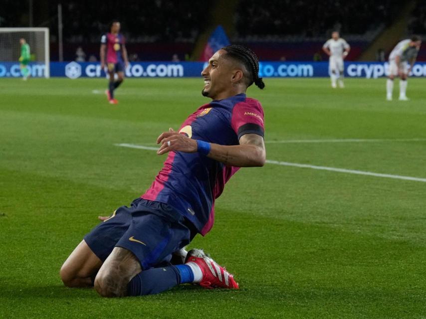 Raphinha celebra uno de sus dos goles al Benfica