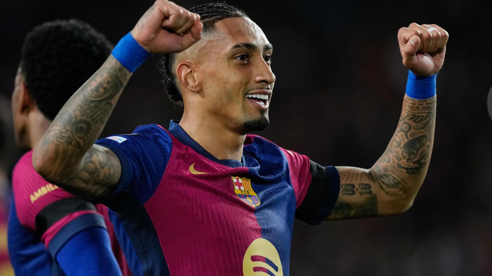 Raphinha celebra su doblete de goles contra el Benfica en Champions League