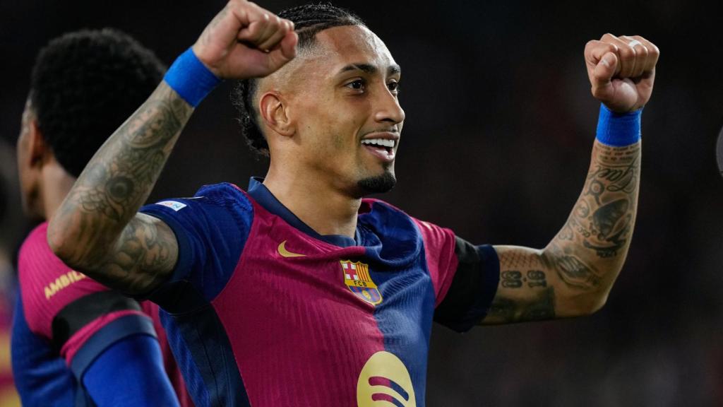 Raphinha celebra su doblete de goles contra el Benfica en Champions League