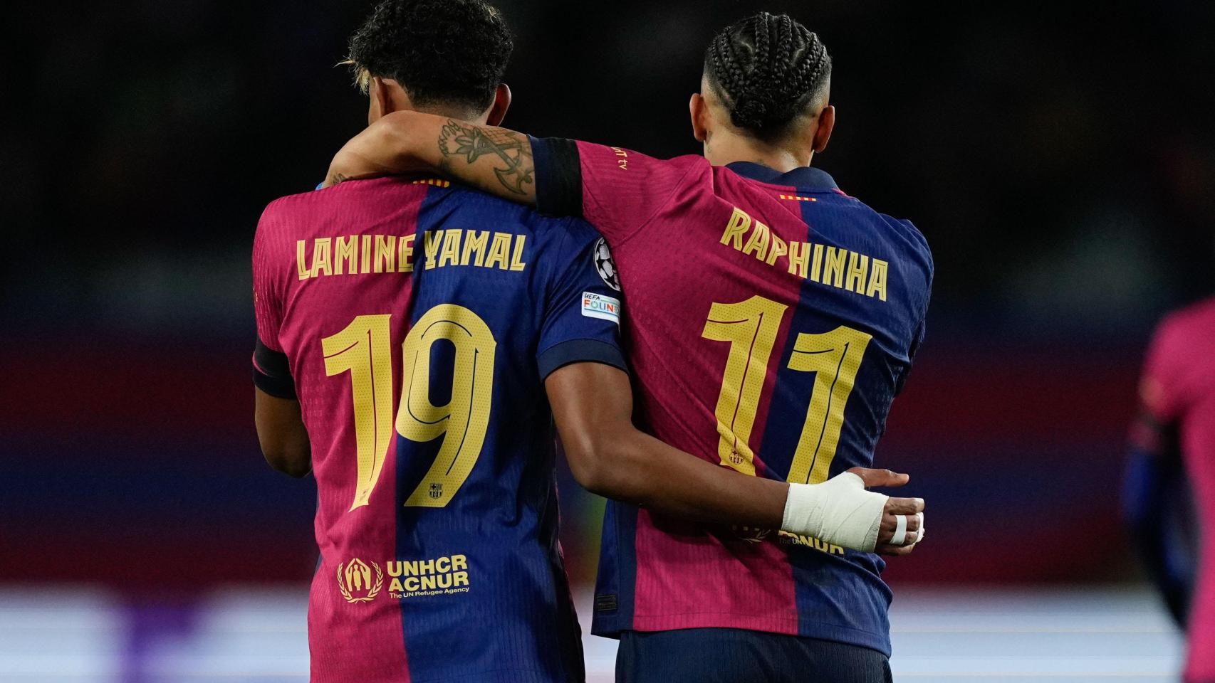 Raphinha y Lamine Yamal, abrazados en su noche mágica de Champions League contra el Benfica