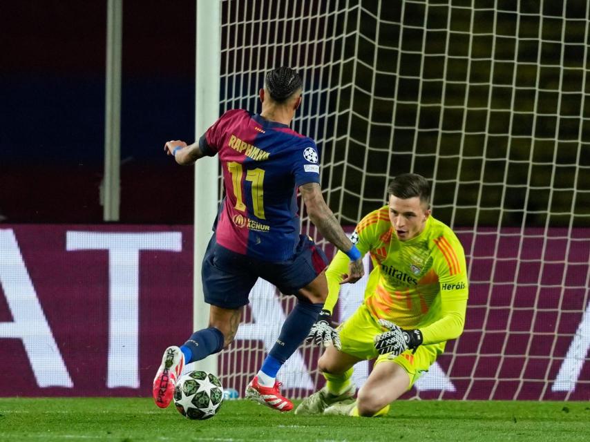 Raphinha, en un mano a mano durante el Barça-Benfica de Champions League