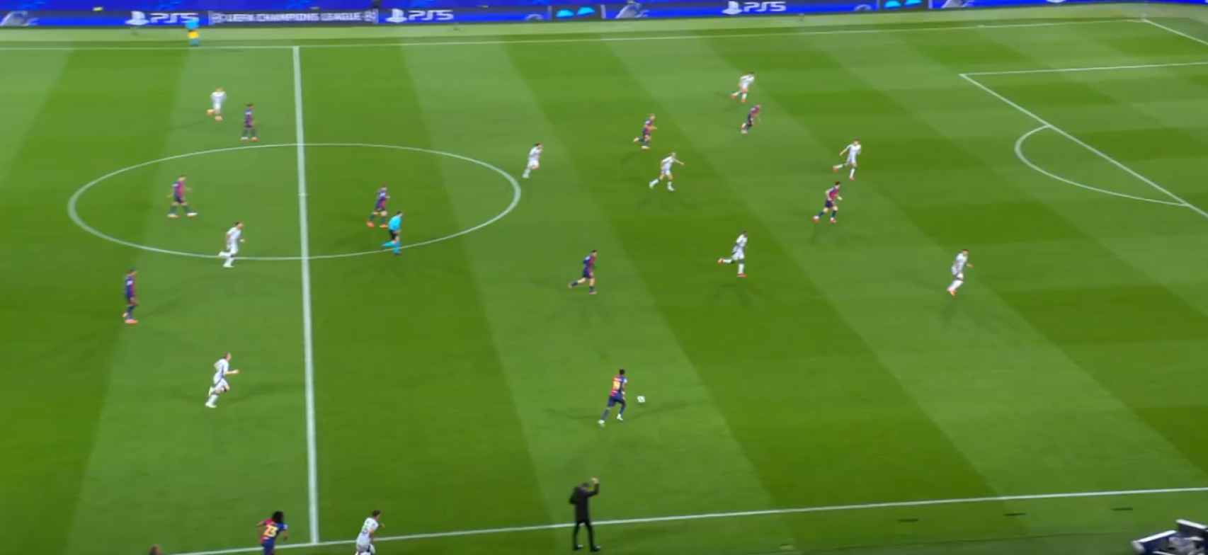 Los jugadores del Barça, muy cerca de Araujo en el inicio de una jugada