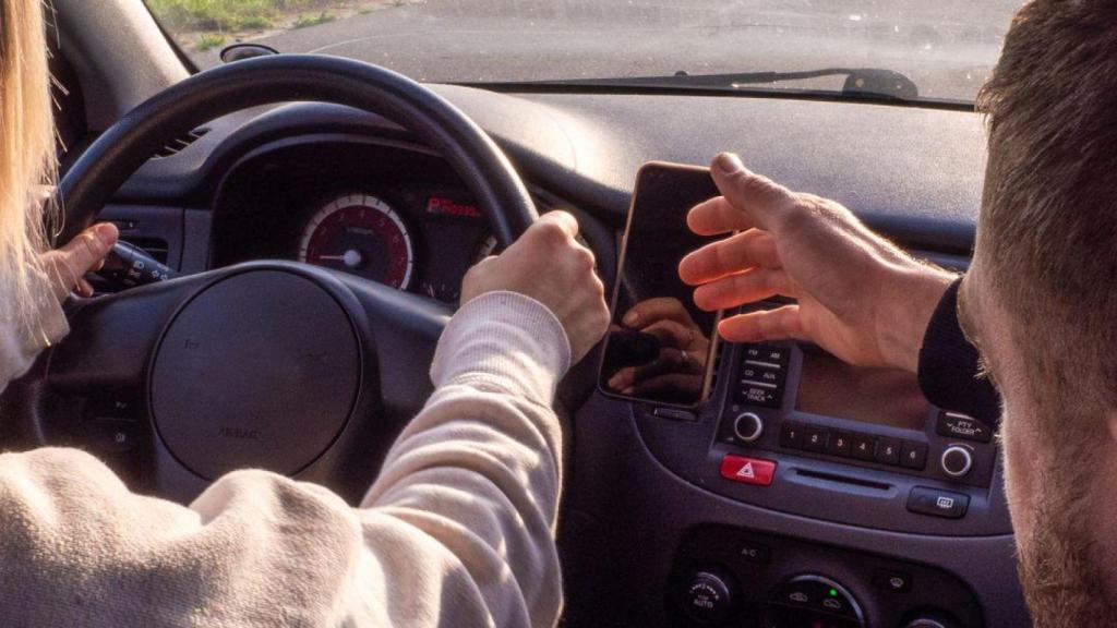 Un hombre dando indicaciones en una imagen de archivo