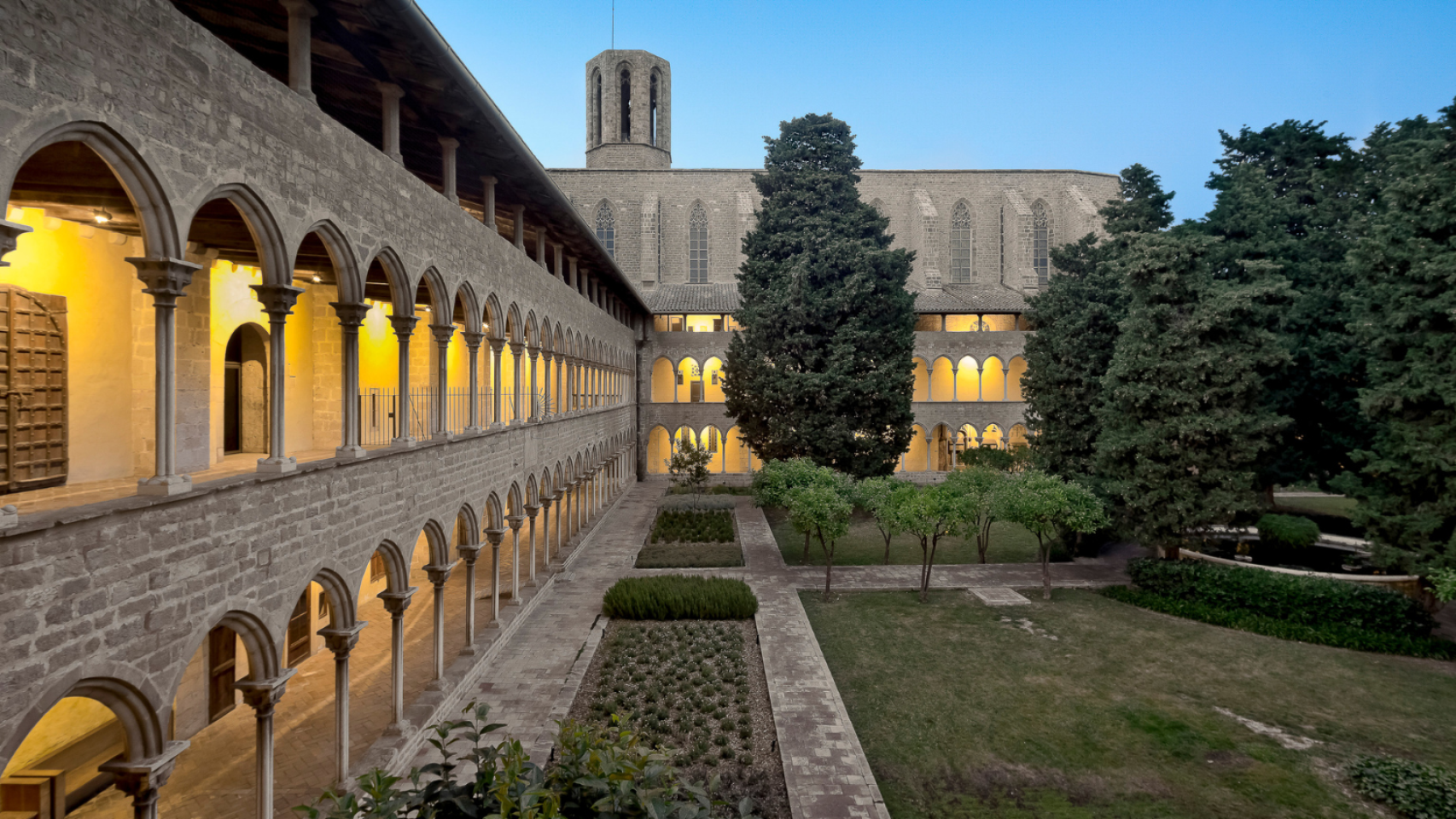 Este es el espectacular claustro gótico más alto de Europa: está en Cataluña y es poco conocido