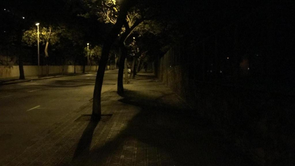 Calle de Sor Eulàlia d'Anzizu, de noche