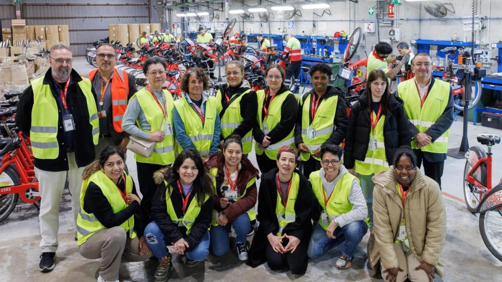 Mujeres que participan en el curso de mecánica del Bicing de Barcelona Serveis Municipals (BSM)