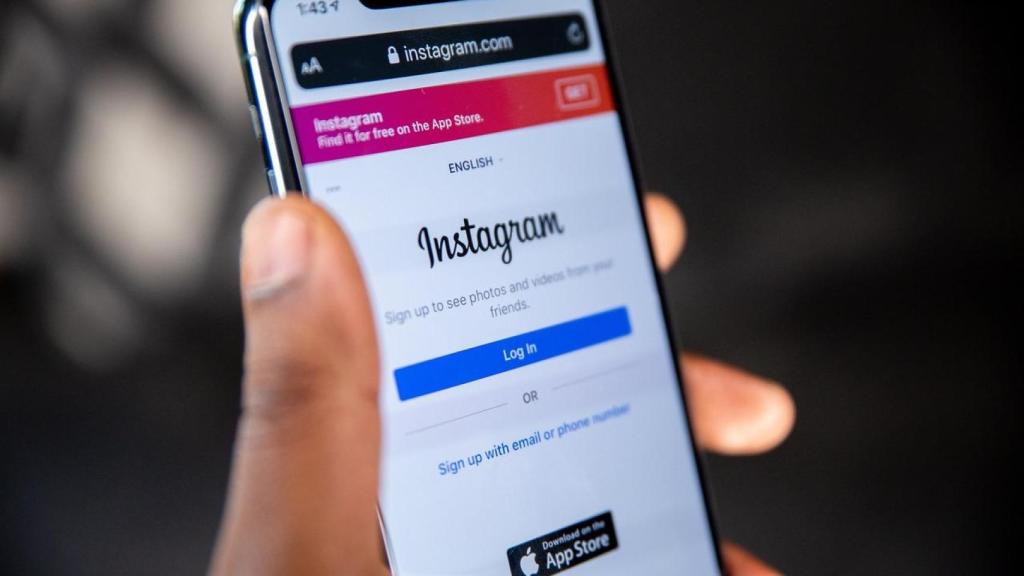 Una persona amb l'aplicació d'Instagram