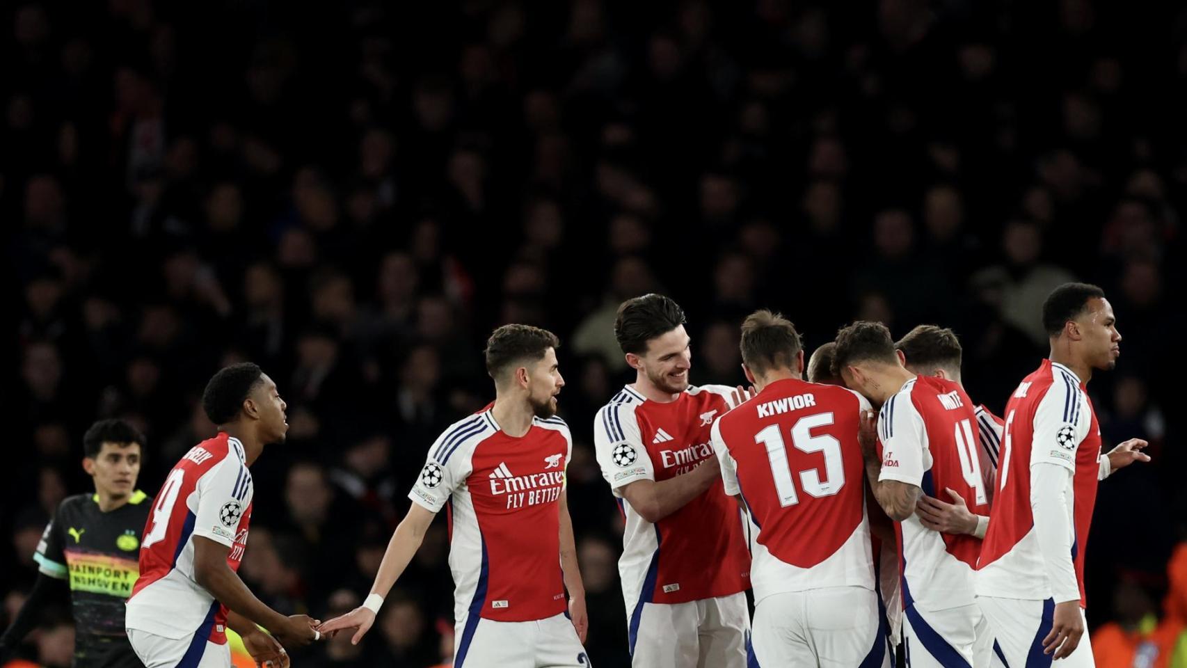 Los futbolistas del Arsenal celebran un gol ante el PSV en la Champions