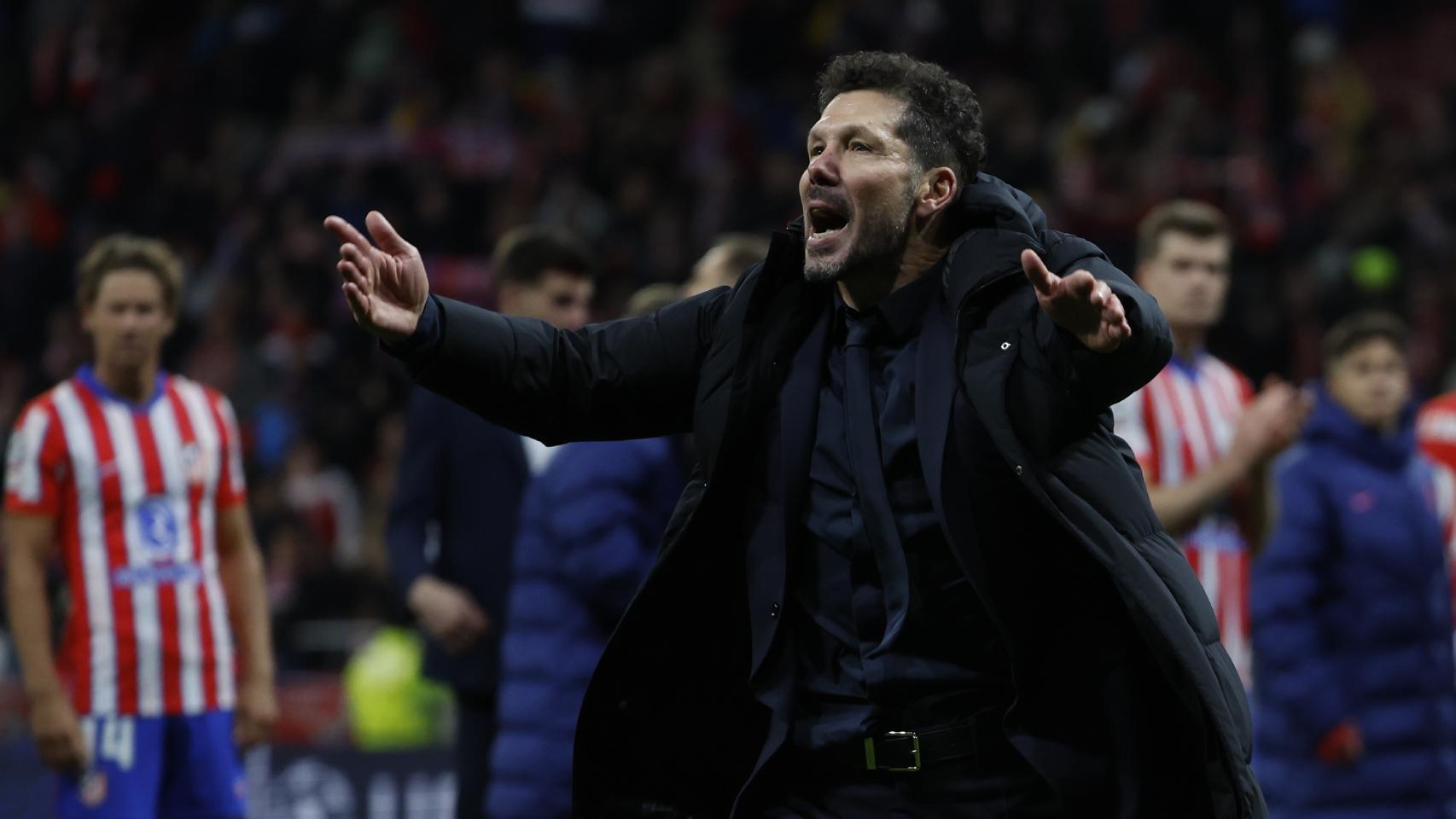 Diego Simeone anima a la afición del Atlético de Madrid tras perder en la Champions