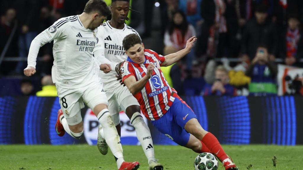 Julián Álvarez disputa el balón en el Atlético-Real Madrid