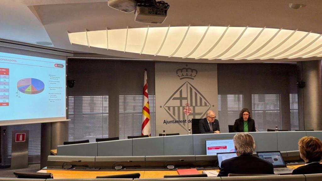 El teniente de alcaldía de Economía, Jordi Valls, junto a la gerente municipal, Laia Claverol, para explicar la liquidación del Presupuesto de 2024