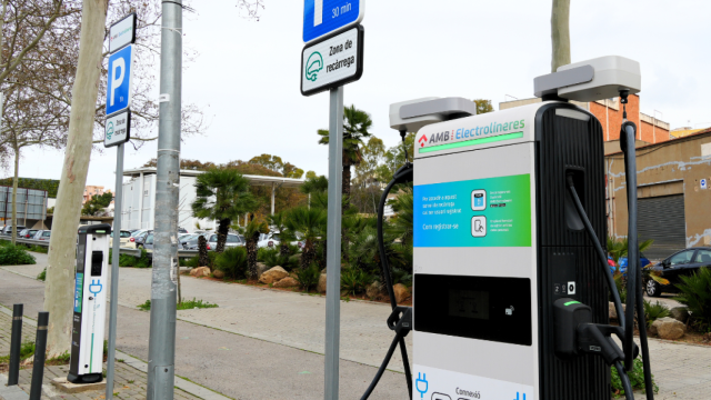 Un cargador de coche en plena calle de Viladecans