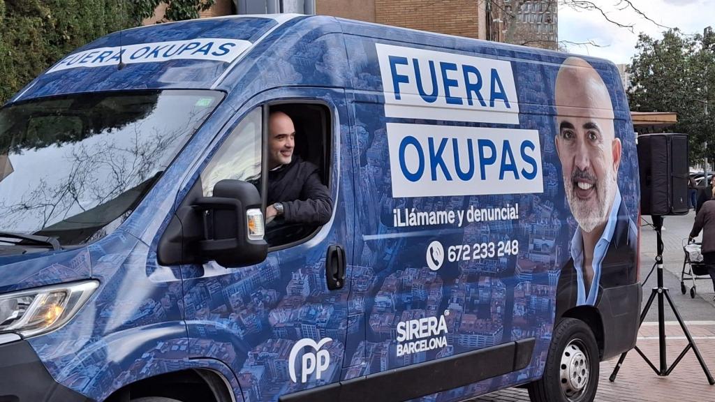 El líder popular Daniel Sirera en la furgoneta antiocupes
