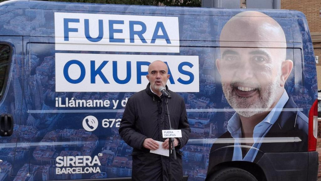 Daniel Sirera, líder del PP a Barcelona, davant la furgoneta antiocupes