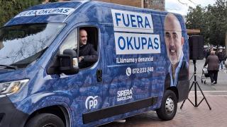 El líder popular Daniel Sirera en la furgoneta antiokupas