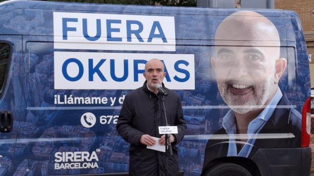 Daniel Sirera, líder del PP en Barcelona, ante la furgoneta antiokupas impulsada por su partido