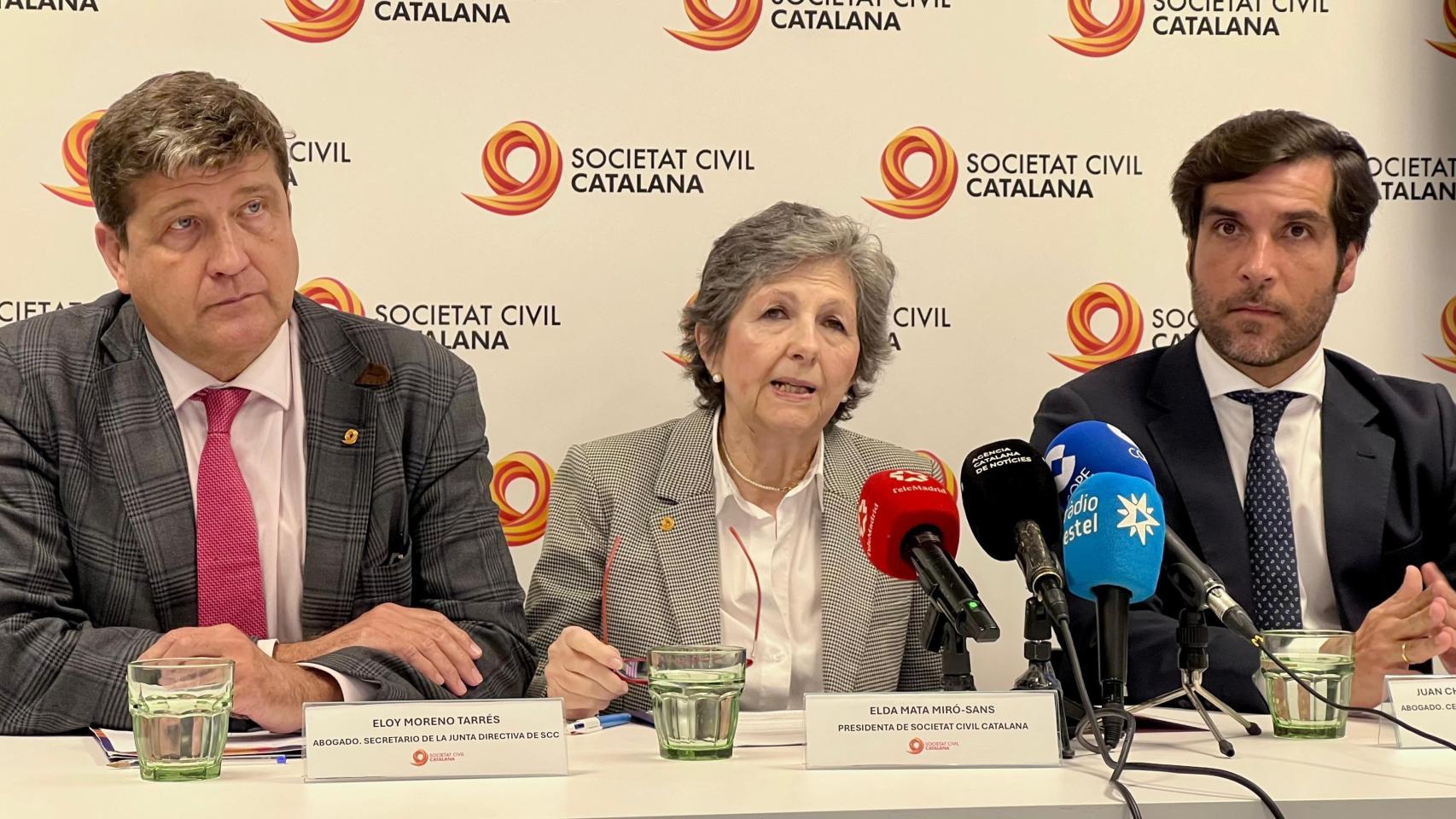La presidenta de Societat Civil Catalana, Elda Mata, y el secretario de la junta directiva de la entidad, Eloy Moreno, junto al abogado Juan Chapapría