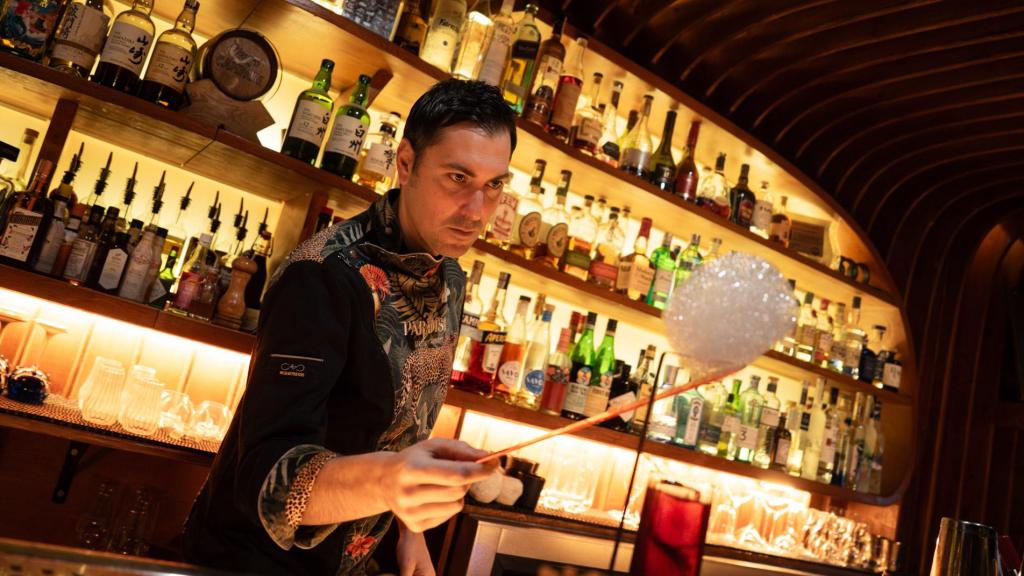 Giacomo Giannotti, fundador de Paradiso, preparant el còctel ‘The Cloud’